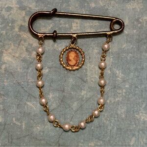 VINTAGE CAMEO AND FAUX PEARL PIN
